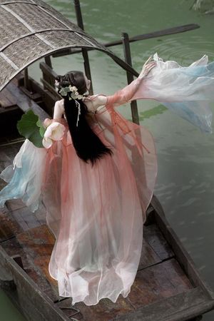 Ngẩng Đầu Nhìn Trăng