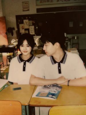 Bạn Cùng Bàn Lạnh Lùng Của Tôi